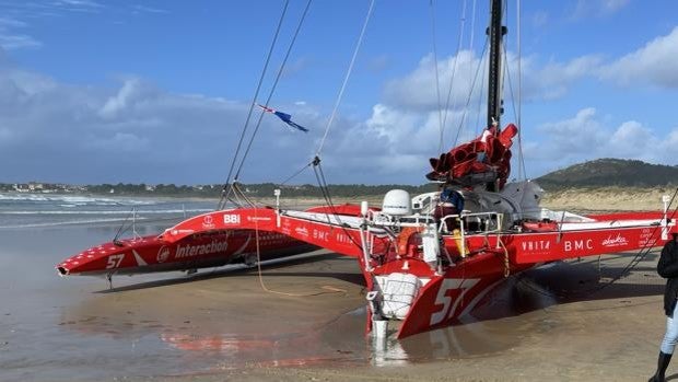 El trimarán «Interaction» embarrancó en las playas de Corrubedo