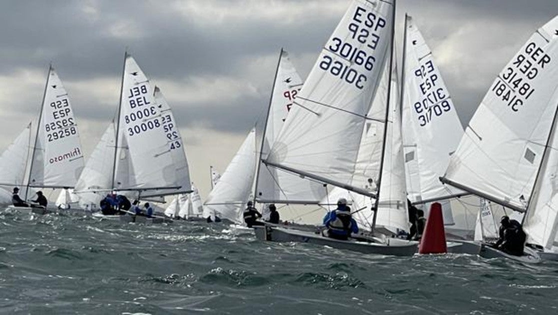 Hens y Tinoco, nuevos líderes del Trofeo Armada de Snipe en el Mar Menor