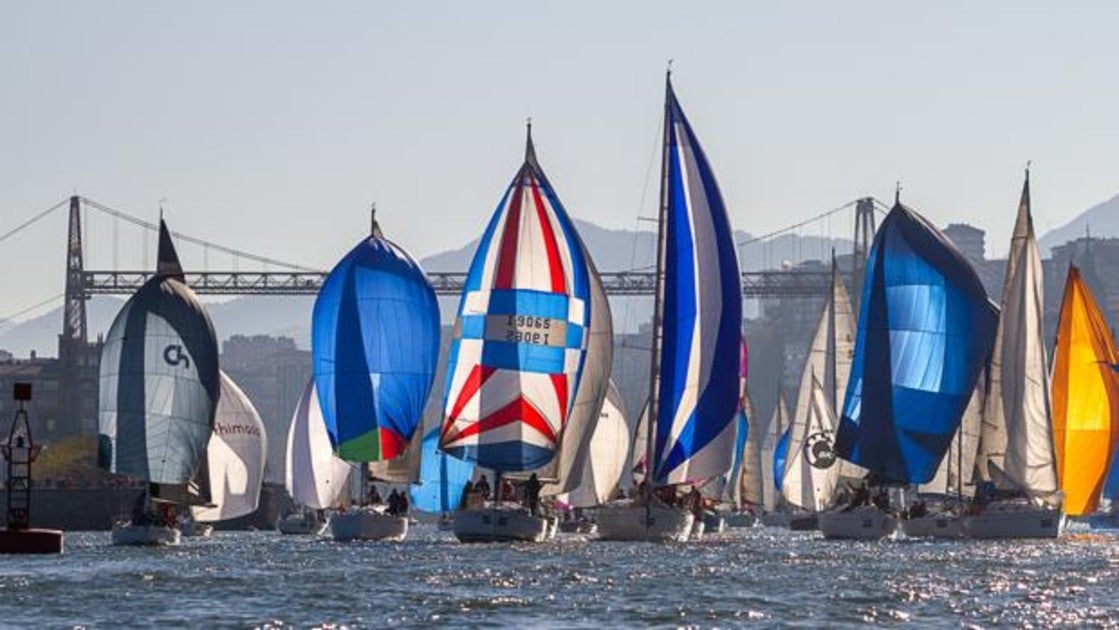 100 barcos reeditaron una mágica imagen bajo el Puente Colgante en la clásica Regata del Gallo-Hyundai