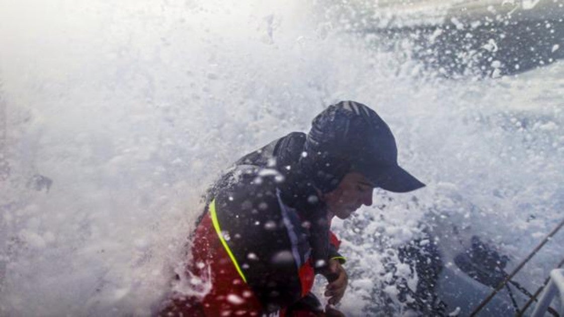 IMOCA y V065 de la Ocean Race, se aproximan a la línea de meta de la primera etapa en Cabo Verde