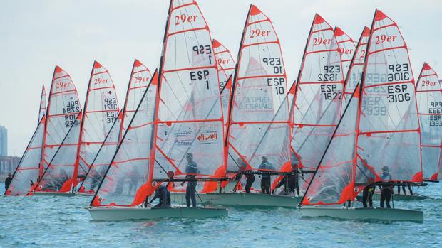 Mateo y Simón Codoñer mandan en el estreno de la Copa de España 29er en el Náutico de Valencia