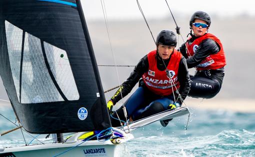 Jordi Xammar y Nora Brugman “surfean” al frente de la Lanzarote International Regatta y son los nuevos líderes de 470