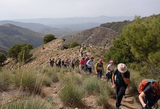 senderistas en las rutas organizadas por la US