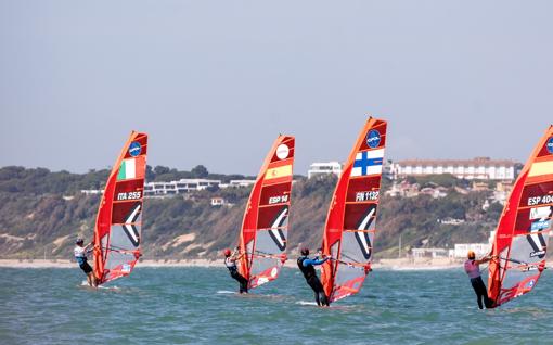 El viento solo dejó completar una prueba en el International iQFOil Games Andalucía 2023