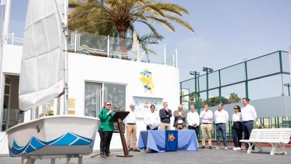 Maica López Galán, presidenta del RCNGC, presentando las instalaciones