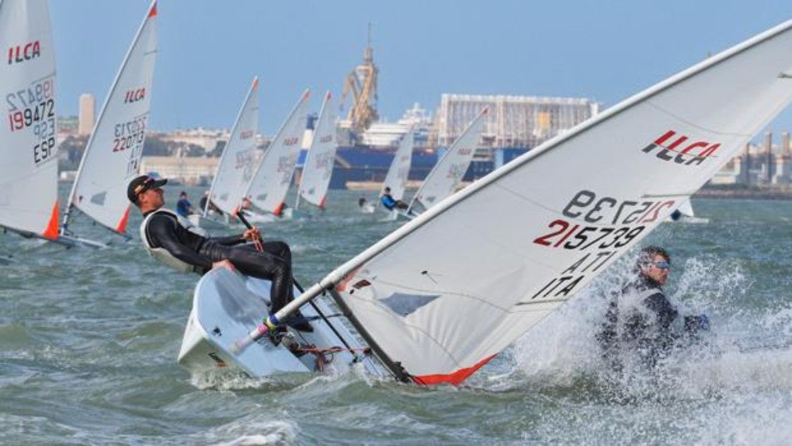 Los favoritos aprietan tras otra jornada marcada por el fuerte viento de levante en el Europeo de ILCA