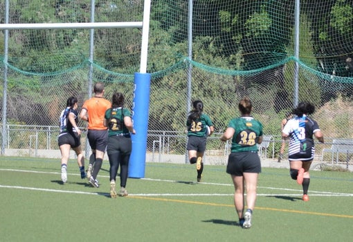 Ensayo de una jugadora del Universidad de Sevilla de rugby femenino