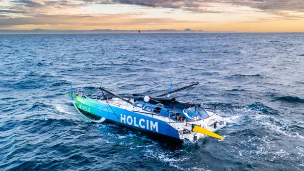 «Holcim-PRB» desarbola mientras el «11th Hour Racing Team» lidera la flota de Ocean Race rumbo norte