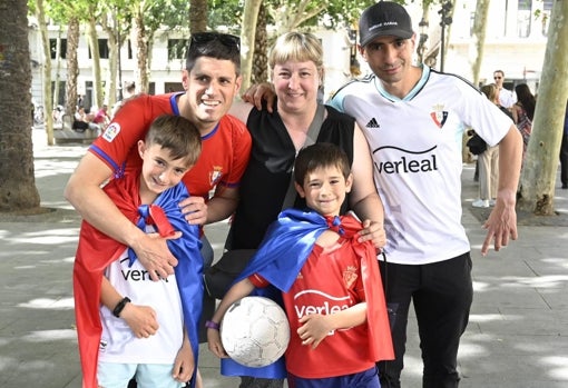 Aficionados de Osasuna en la Plaza Nueva de Sevilla