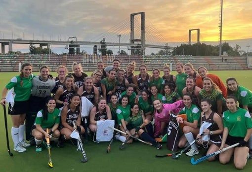 Equipo de Hockey femenino tras la disputa de un partido