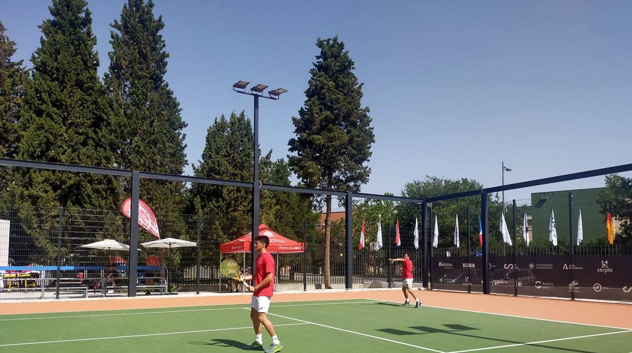 Gonzalo Chaves y Adrián Castrillo, en un partido del torneo de tenis del Campeonato Europeo Universitario