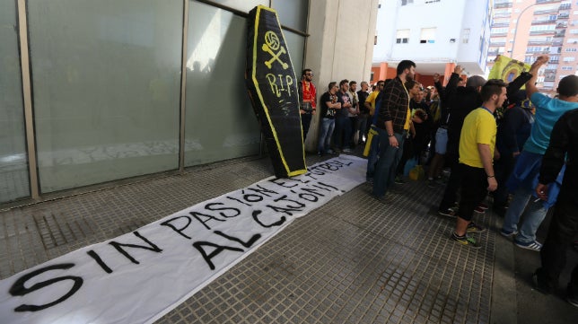 Brigadas Amarillas se manifiesta antes del partido