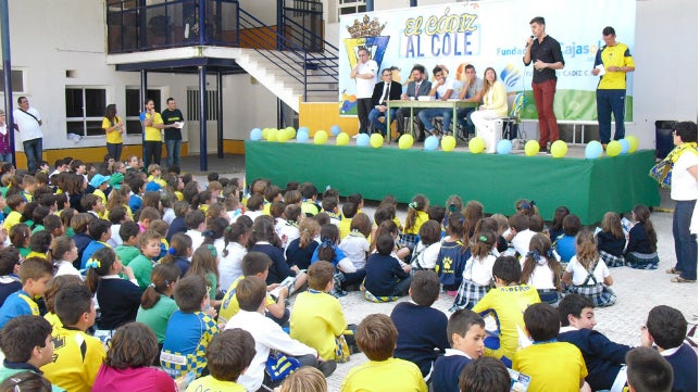 Jona y Josete hacen las delicias de 300 niños del colegio Argantonio