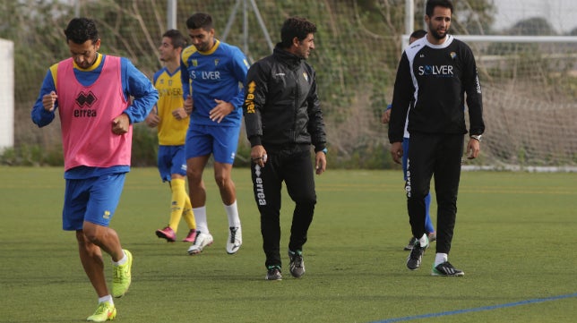 El Cádiz CF prepara el partido de Lucena sobre el césped artificial del Rosal