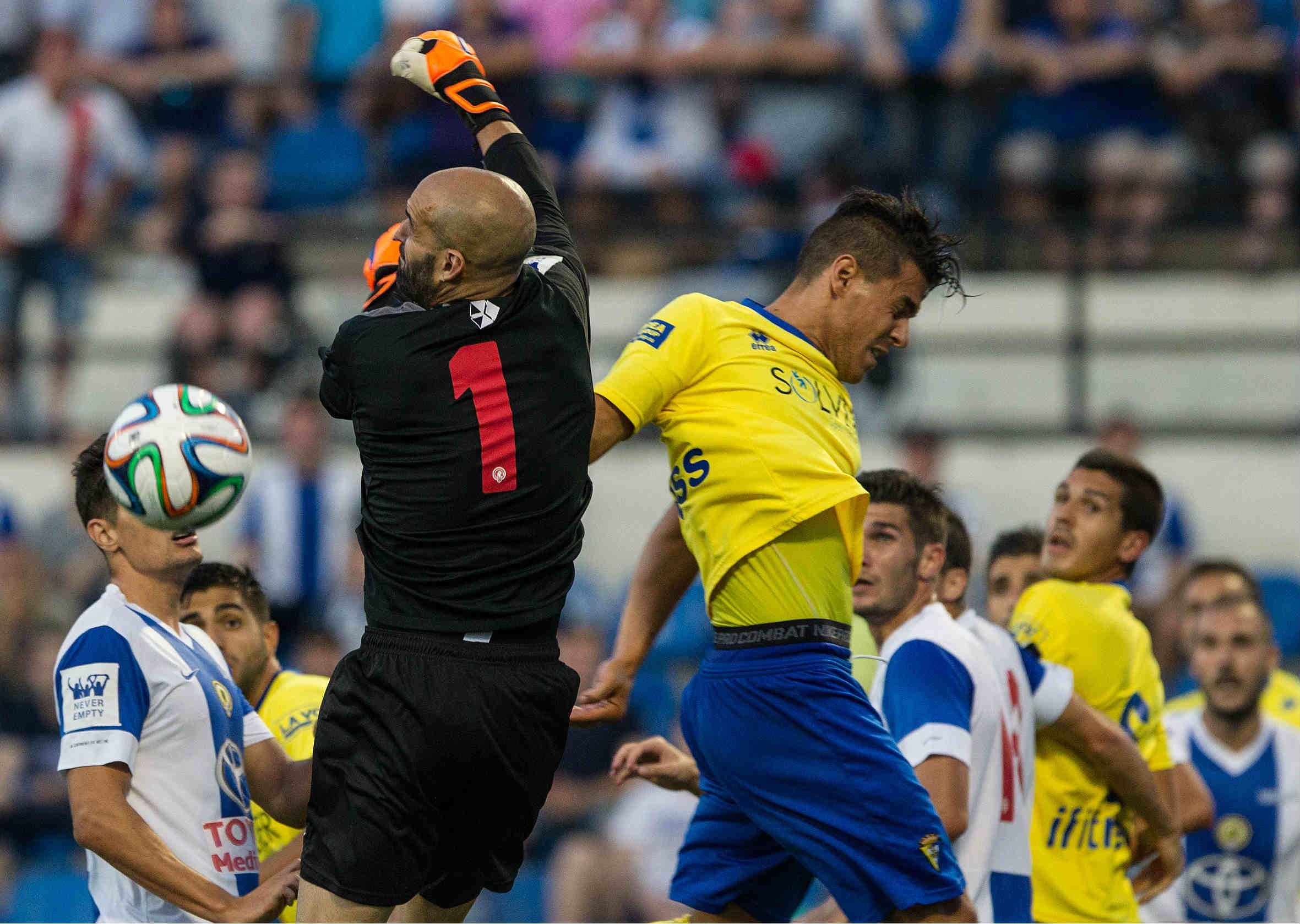 Hércules-Cádiz CF. El olfato de Chechu y la falta sobre Chema centran el interés