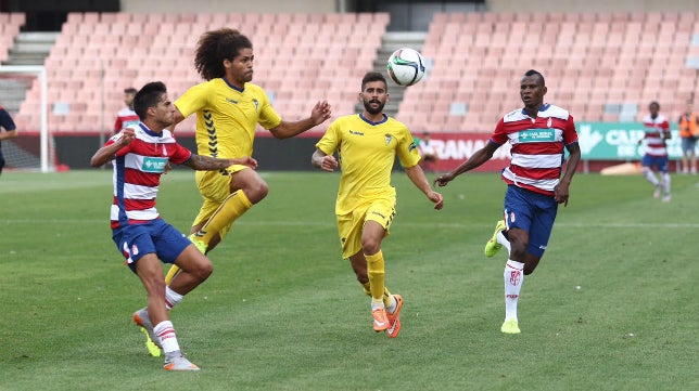 Los laterales, el quebradero de cabeza del Cádiz CF