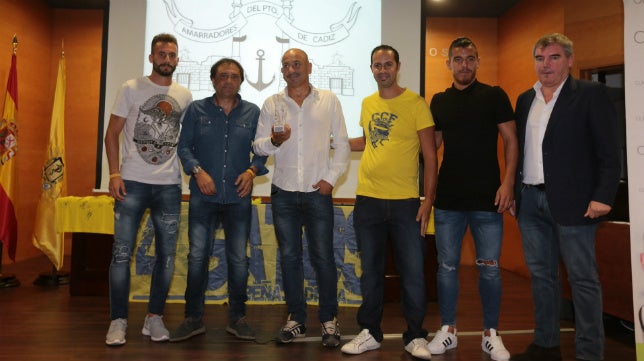 Claudio y los jugadores del Cádiz CF ya tienen su &#039;Gato de Escayola&#039;