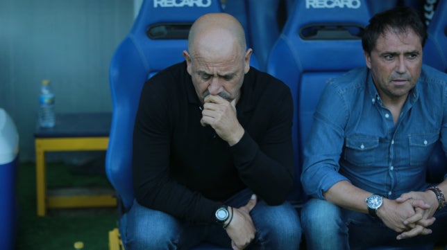 Carlos Calvo, junto al abogado Martín José García Marcihal, firmando su contrato con el Cádiz CF, una imagen que molestó a Pina.