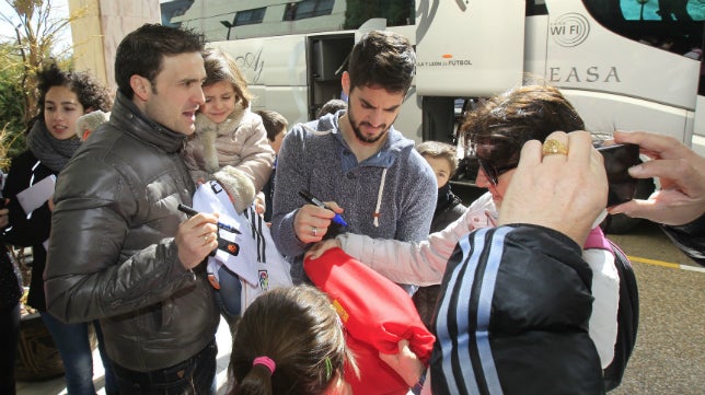 Dos futbolistas del Real Madrid firmarán autógrafos en Cádiz