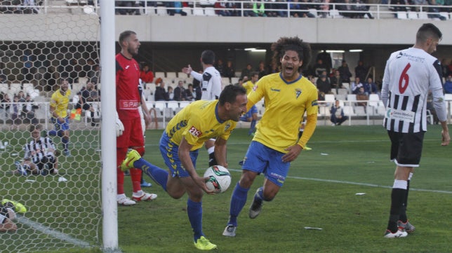 Cartagena-Cádiz CF (0-1): Tres puntos más con uno menos