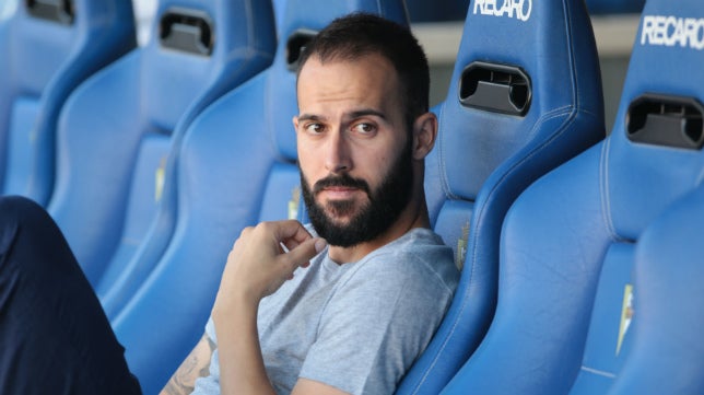 Lolo Plá se dispone a pegarle al balón en un entrenamiento.