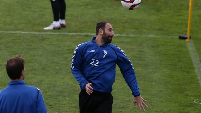 Juanjo se retira del entrenamiento por un golpe en la rodilla