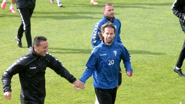 Cádiz CF-La Hoya Lorca: Con la mirada perdida