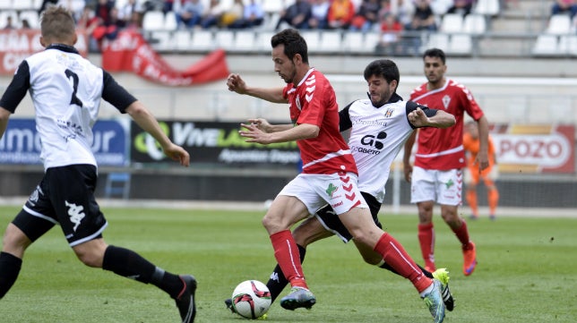 El Murcia pincha en casa y el Cádiz CF se puede poner a tres puntos