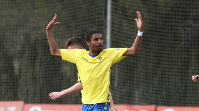 Claudio dialoga con Aridane en el descanso del Cádiz CF-Melilla.