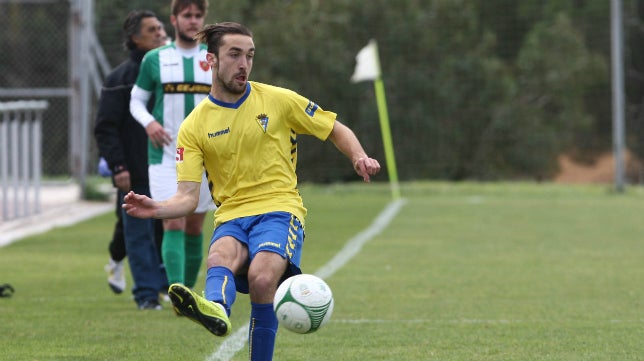 Sanluqueño y San Fernando, jueces inesperados de un posible retorno del Cádiz CF B a Tercera