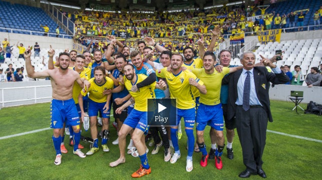 VÍDEO: El Cádiz CF y su afición cantan unidos al final del duelo de Santander