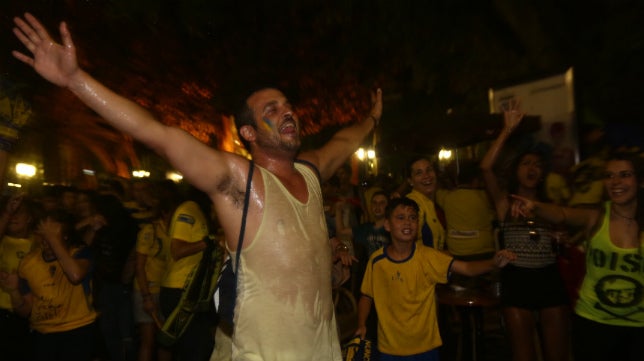 (VÍDEO): Cádiz ya celebra el ascenso en las Puertas de Tierra