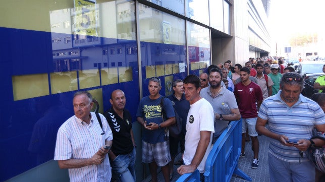 Enormes colas en Carranza para ver el Cádiz CF-Hércules