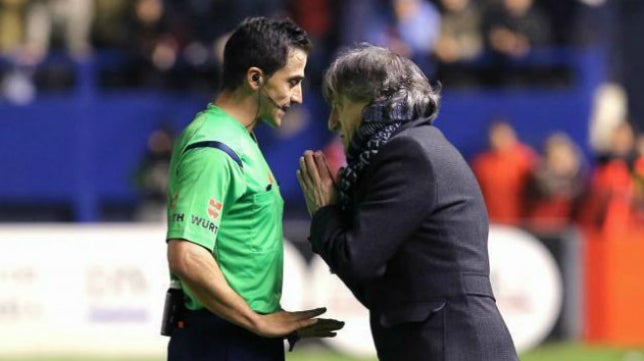 Eddy Silvestre ante Neymar, en un partido con el Eibar.