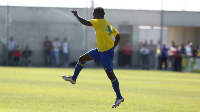 Nueva demostración del líder Cádiz CF B, que tira de oficio para ganar con firmeza al Lora (3-0)