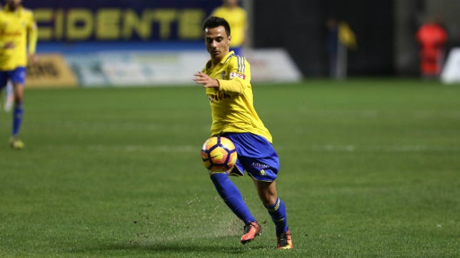 Aitor celebra un gol con la elástica del Cádiz CF en el Nuevo Arcángel de Córdoba.