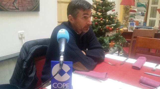 Gastón del Castillo y Gorka Santamaría, en un entrenamiento con Cervera presente.