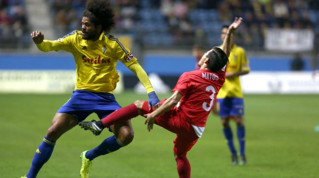 El Cádiz CF busca un central que complemente a los titulares