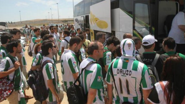 Plantilla y técnicos colaboran con el club en el pago del viaje de la afición del Córdoba CF a Cádiz