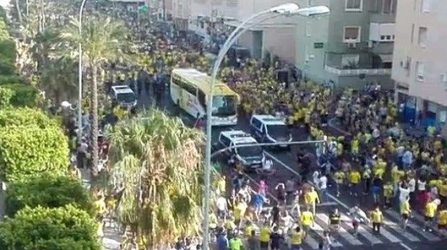 (VÍDEO) Accidentada entrada del autobús del Cádiz CF