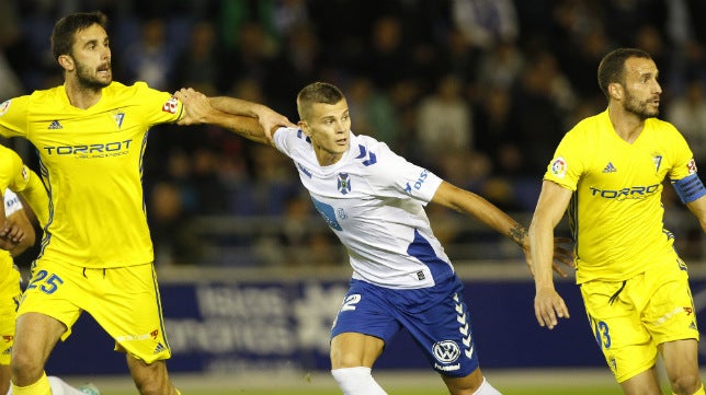 La pizarra del Tenerife-Cádiz CF: El error de perdonar