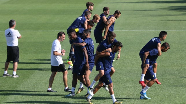 Los jugadores del Cádiz CF consultan a AFE la forma de pagar del club