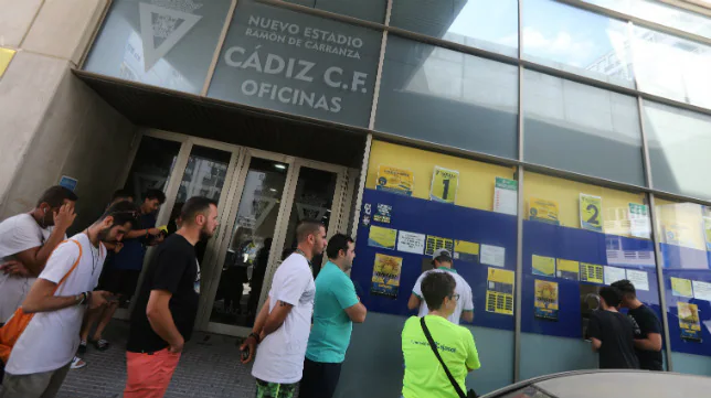 Agotadas las mil entradas a cinco euros para el Cádiz CF-Dépor