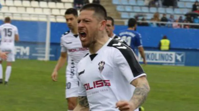 El ex del Cádiz CF, Javi Acuña, marca el gol de la jornada