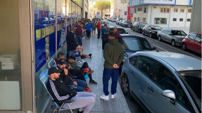 Colas en Carranza para acompañar al Cádiz CF en Granada