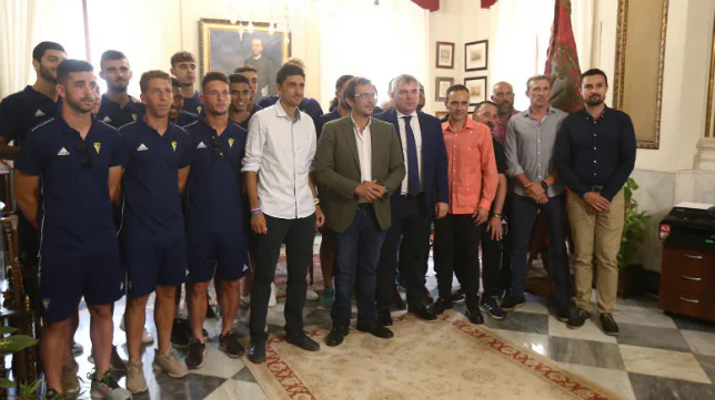 El alcalde felicita al Cádiz CF B por su ascenso