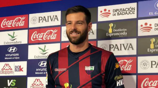 Álex López: «Se estudió la opción de ir al Cádiz CF, pero en el Extremadura estoy muy feliz»
