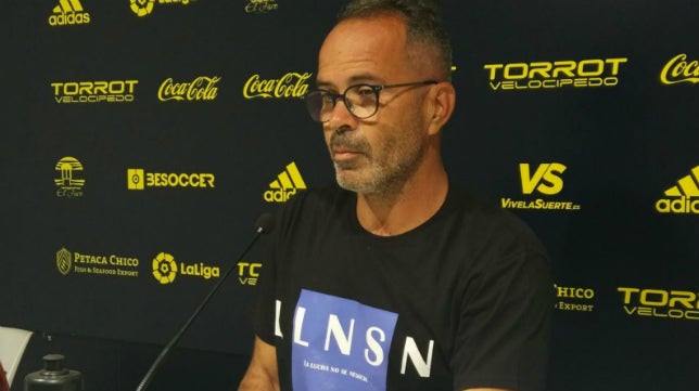 Cervera y el Cádiz CF retrasan su rueda de prensa... al borde del infarto