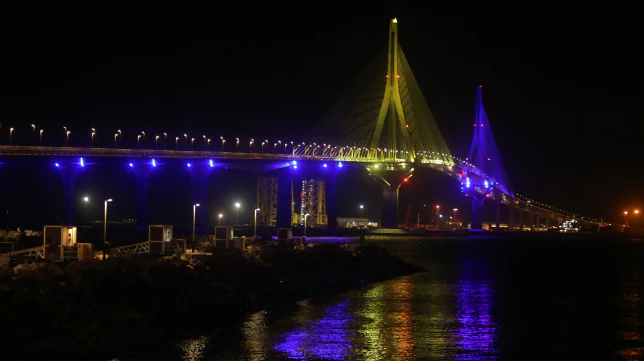 El Puente de la Constitución de 1812 se engalana con los colores del Cádiz CF