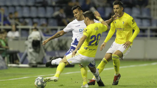 El líder Cádiz CF acaba la jornada con ocho puntos de renta sobre el Fuenlabrada